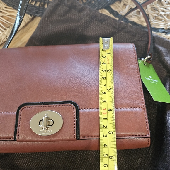 Kate Spade Hampton Road Juliana crossbody, gold turn lock purse - Picture 4 of 10